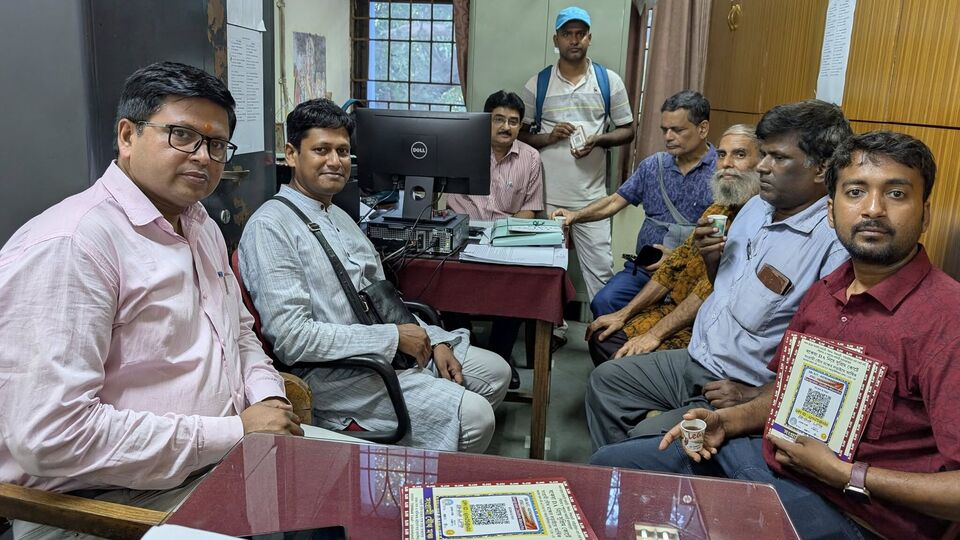 তিনি দাবি করেছেন, রাজ্য সরকার যে আইনি পদক্ষেপ করেছে, তাতে বকেয়া ডিএ পাওয়ার জন্য রাজ্য সরকারি কর্মচারীদের অপেক্ষার বহর কিছুটা বাড়ল। কিন্তু শেষপর্যন্ত তাঁদেরই জয় হবে বলে মনে করছেন সংগ্রামী যৌথ মঞ্চের নেতারা। তিনি বলেছেন, ‘এই বকেয়া পাওয়ার সময় হয়ত কিছুটা পিছিয়ে গেল ঠিকই। সরকারের আবেদন বিবেচনা করা হবে কিনা, অগস্টে বোঝা যাবে বলে মনে করা হচ্ছে।' (ফাইল ছবি, সৌজন্যে ফেসবুক)