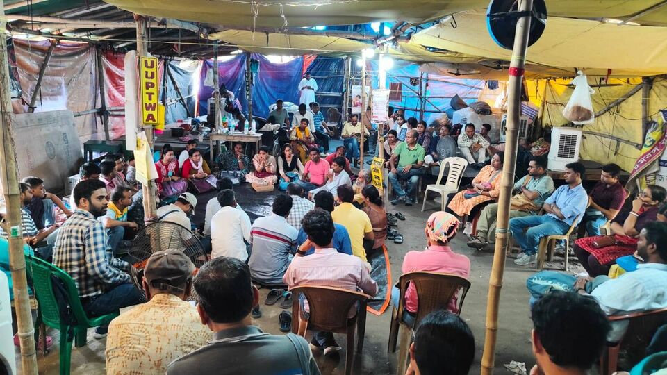 সেইসঙ্গে সংগ্রামী যৌথ মঞ্চের মুখ্য আহ্বায়ক বলেছেন, ‘কর্মচারী বিরোধী সরকার নিপাত যাক। কর্মচারী ও শিক্ষকের স্বার্থ-বিরোধী এবং হকের মহার্ঘ ভাতা প্রদানে রাজ্য সরকারের এই পদক্ষেপকে সংগ্রামী যৌথ মঞ্চ ধিক্কার ও প্রতিবাদ জানাচ্ছে। শিক্ষক, কর্মচারী, বঞ্চিত মানুষের ঐক্য জিন্দাবাদ।’ (ফাইল ছবি, সৌজন্যে ফেসবুক)