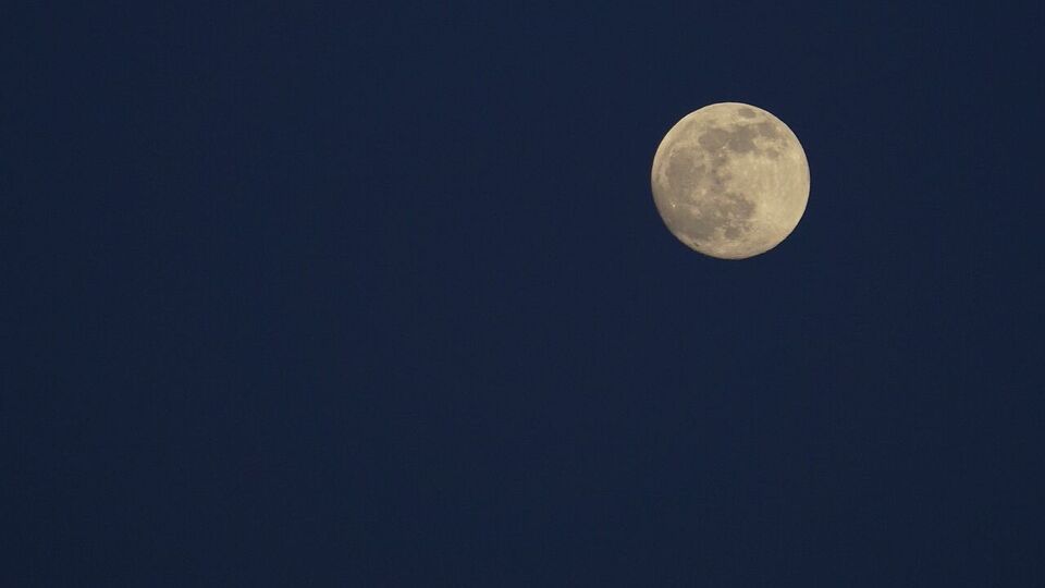 আষাঢ় বা গুরু পূর্ণিমা কখন: জ্যোতিষীরা জানান যে আষাঢ় পূর্ণিমা ১০ জুলাই রাত ১ টা ৩৬ মিনিটে শুরু হয়ে পরের দিন অর্থাৎ ১১ জুলাই রাত ২ টো ০৬ মিনিটে শেষ হবে। উদয়তিথি অনুসারে, ১০ জুলাই গুরু পূর্ণিমা পালিত হবে।