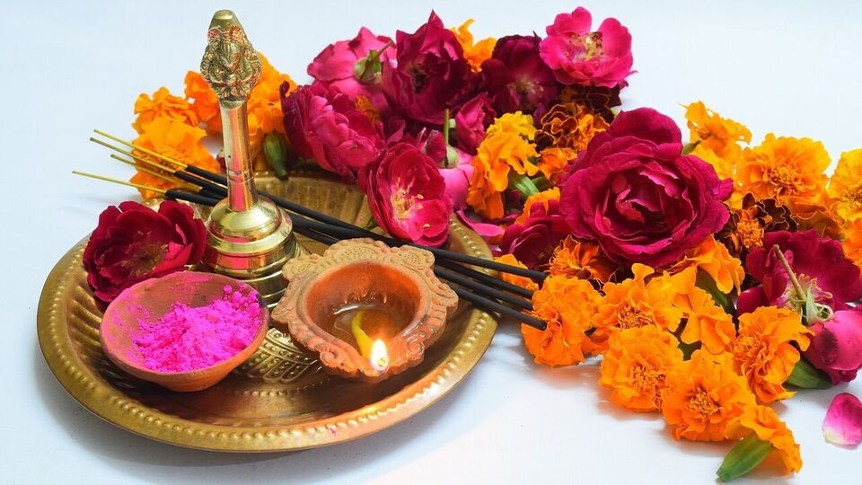 এই পুজোর দিন চাল গমের খাবার খাওয়া নিষিদ্ধ। পরিষ্কার-পরিচ্ছন্ন হয়ে মায়ের পুজোর জোগাড় করা উচিত। মহিলাদের সম্মান করা উচিত এবং কারোও সম্পর্কে কুরুচিকর কথা বলা উচিত নয়। এই দিন কাউকে টাকা ধার দেওয়া উচিত নয়। আমিষ জাতীয় খাবার এই দিন খাওয়া নিষিদ্ধ। বিপদতারিণী পুজোর দিন কাউকে চিনিও দেওয়া উচিত নয়। বলা হয় এতে নাকি ঘরে অর্থাভাব এবং অশান্তি দেখা দিতে পারে।