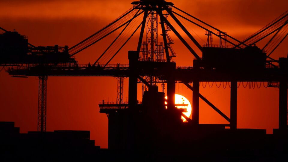 স্থলবন্দর দিয়ে উত্তর-পূর্ব ভারতের কয়েকটি পণ্য প্রবেশের উপরে নিষেধাজ্ঞা চাপিয়েছিল মহম্মদ ইউনুসের সরকার। সেইসঙ্গে হিলি এবং বেনাপোল দিয়ে ভারতীয় চাল প্রবেশের উপরেও নিষেধাজ্ঞা চাপায় বাংলাদেশ। এর পালটা পদক্ষেপে এবার বাংলাদেশকে কাঁদিয়ে ছাড়ছে ভারত। এখন যা পরিস্থিতি, তাতে ইউনুসের হম্বিতম্বির জেরে মাথায় হাত পড়বে বাংলাদেশি ব্যবসায়ীদের। 