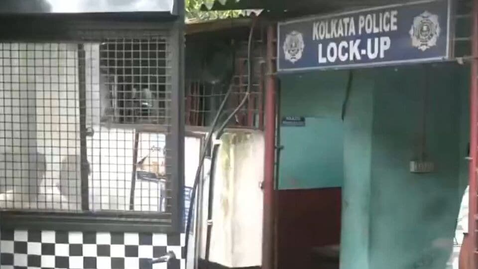 কসবা গণধর্ষণকাণ্ডে গ্রেফতার করা হল আরও একজনকে। রিপোর্ট অনুযায়ী, এবার সাউথ ক্যালকাটা ল কলেজের কসবা ক্যাম্পাসের নিরাপত্তারক্ষীকে গ্রেফতার করেছে পুলিশ। উল্লেখ্য, কলেজে গার্ডের ঘরেই নির্যাতিতার ওপর অকথ্য অত্যাচার চালানো হয়েছিল কয়েক ঘণ্টা ধরে। তবে এই ঘটনায় নিরাপত্তারক্ষীও সরাসরি জড়িত কি না, তা এখনও স্পষ্ট নয়। 