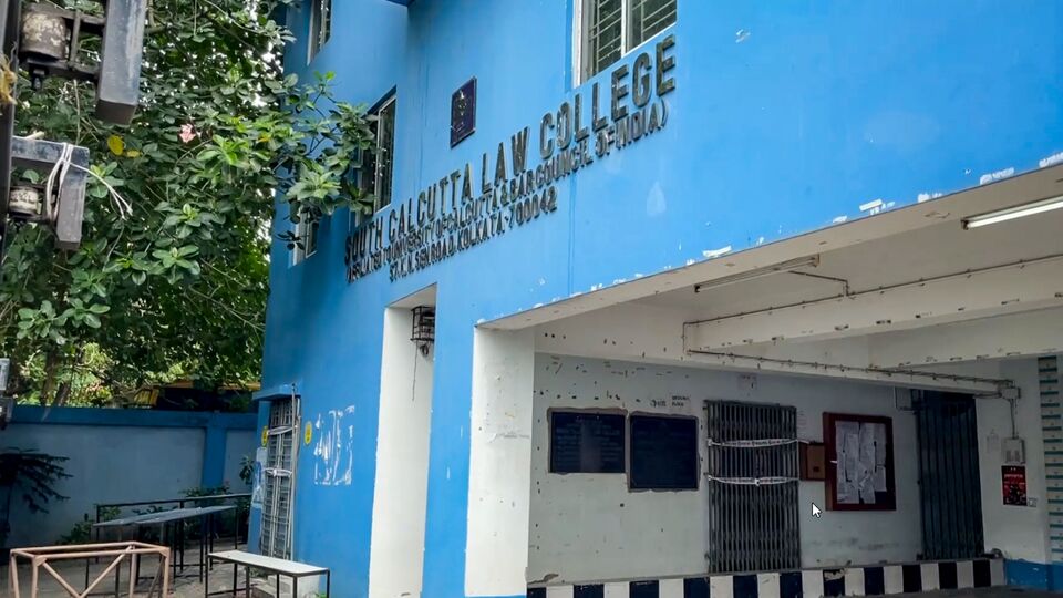জানা গিয়েছে, জিজ্ঞাসাবাদের পর গ্রেফতার করা হয়েছে বছর পঞ্চান্নর ওই নিরাপত্তারক্ষীকে। এর আগে নির্যাতিতা নিজের অভিযোগপত্রে দাবি করেন, ইউনিয়ন রুম থেকে তিনি যখন পালানোর চেষ্টা করেন, তখন কলেজের মেন গেট বন্ধ করে দেওয়া হয়। কলেজের রক্ষীর কাছে তিনি সাহায্য চাইলে তিনিও নাকি সাহায্য করতে পারেননি। সেই গার্ডই এই ঘটনার সাক্ষী। পরে নির্যাতিতাকে গার্ডস রুমে নিয়ে যায় এম এবং পি। এদিকে তিন অভিযুক্ত মনোজিৎ মিশ্র, জেব আহমেদ, প্রমিত মুখোপাধ্যায় গ্রেফতার হয়েছে ইতিমধ্যেই। 