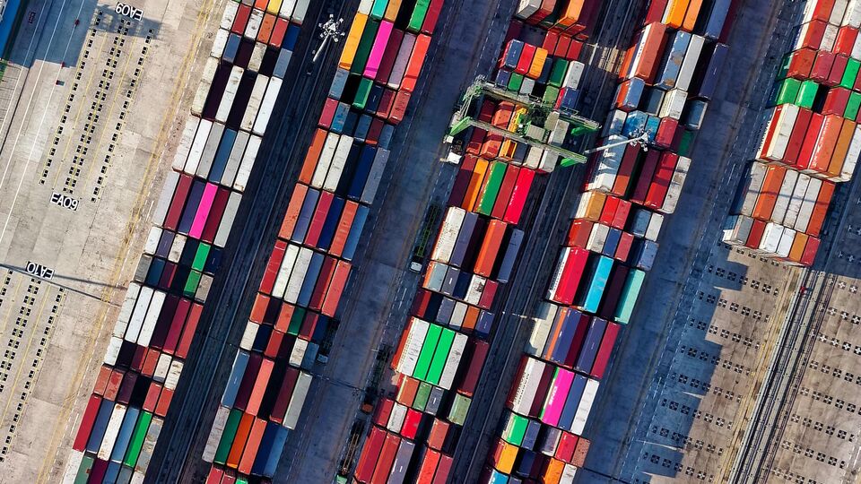 শুক্রবার ডিরেক্টর জেনারেল অফ ফরেন ট্রেডের তরফ থেকে একটি নির্দেশিকা জারি করা হয়। তাতে বলা হয়, স্থলবন্দর দিয়ে এই ৯ ধরনের বাংলাদেশি পণ্য আমদানির ওপর নিষেধাজ্ঞা জারি করা হচ্ছে। মুম্বইয়ের নভ সেবা সমুদ্র বন্দর দিয়ে অবশ্য এই সব পণ্য আমদানি করা যাবে। 