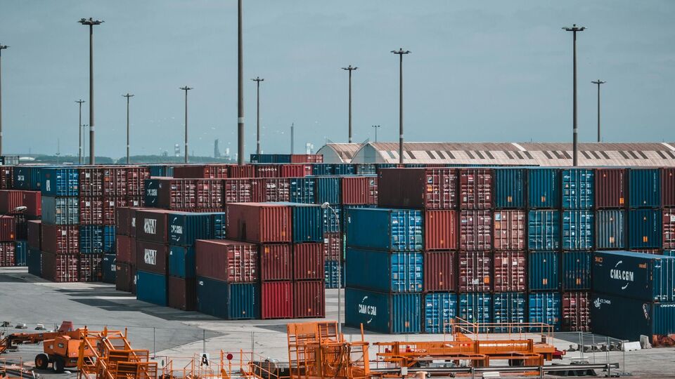 বাংলাদেশ থেকে ৯টি পণ্য স্থলবন্দর দিয়ে আমদানি করার ওপর নিষেধাজ্ঞা জারি করল ভারত। নিষেধাজ্ঞার তালিকায় থাকা পণ্যগুলি হল - কাঁচ পাট, পাটজাত পণ্য, বোনা কাপড়, সুতা, পাটের সুতা, ব্লিচ না করা পাটের বোনা কাপড়, পাটের রোল। 