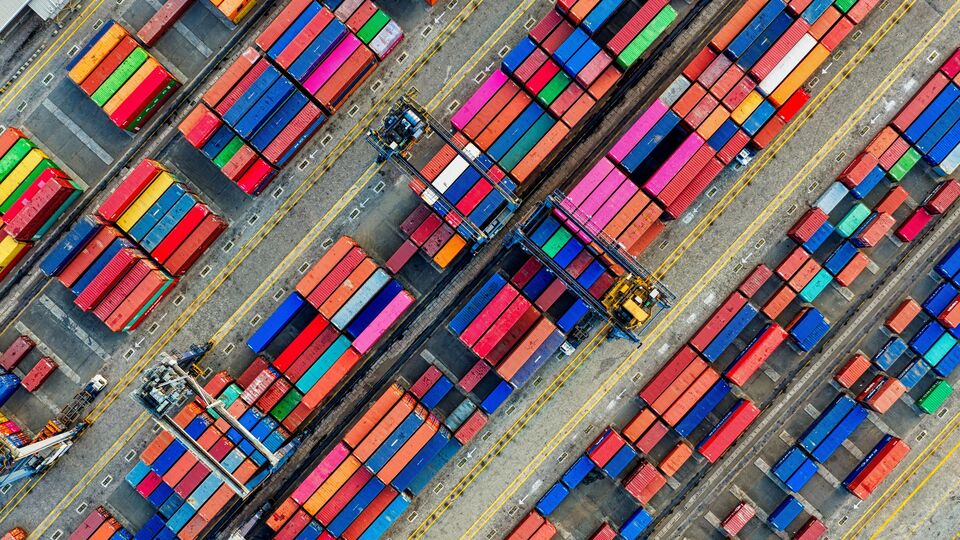 সেইসঙ্গে কেন্দ্রীয় বাণিজ্য মন্ত্রকের আওতাধীন বৈদেশিক বাণিজ্য দফতরের (ডিজিএফটি) তরফে জানানো হয়েছিল, অসম, মেঘালয়, ত্রিপুরা ও মিজোরামের কোনও স্থলবন্দর বা ইন্টিগ্রেটেড চেকপোস্ট এবং পশ্চিমবঙ্গের ফুলবাড়ি ও চ্যাংরাবান্ধা স্থলবন্দর দিয়ে ফল, কার্বোনেটেড ড্রিঙ্কস, কাঠের আসবাবপত্র, প্রক্রিয়াজাত খাবার (বেকড খাবার, স্ন্যাকস, চিপস), সুতোর মতো কোনও জিনিস ঢুকতে দেওয়া হবে না। 