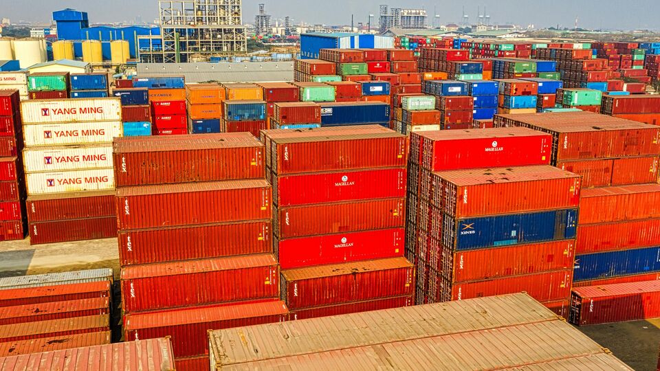  ভারতের কেন্দ্রীয় সরকারের তরফ থেকে জানানো হয়েছিল, ভারতের কোনও স্থলবন্দর দিয়ে বাংলাদেশি 'রেডিমেড' পোশাক ঢুকবে না। কেন্দ্রীয় সরকারের তরফে জানানো হয়েছে, শুধুমাত্র কলকাতা এবং মুম্বইয়ের নভশেবা সমুদ্র বন্দর দিয়ে ভারতে ঢুকতে পারবে বাংলাদেশি 'রেডিমেড' পোশাক। 