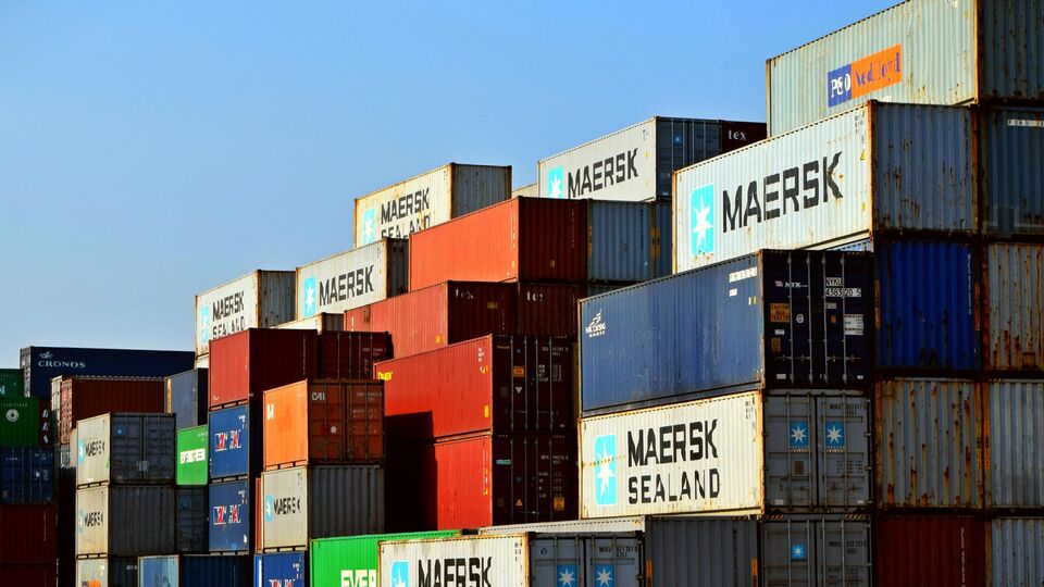 উল্লেখ্য, স্থলবন্দর দিয়ে বাংলাদেশি পণ্য আমদানির ক্ষেত্রে এর আগেই গত মে মাসে বিধিনিষেধ আরোপ করেছিল ভারত। ইউনুসের সরকারের পদক্ষেপের জবাবেই দিল্লির এই পদক্ষেপ বলে মনে করা হচ্ছিল। এর জেরে যশোরের বেনাপোল বন্দর থেকে লালমনিরহাট, শিলেটের স্থলন্দরগুলিতে সেভাবে ট্রাকের দেখা নেই গত কয়েক সপ্তাহে। 