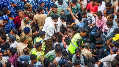 উল্লেখ্য, শুক্রবার থেকে পুরীতে শুরু হয়েছে রথযাত্রা। বার্ষিক যাত্রা চলাকালীন ভগবান জগন্নাথ, ভগবান বলভদ্র এবং দেবী শুভদ্রার মূর্তি সহ তিনটি বিশাল রথ ভক্তরা জগন্নাথ মন্দির থেকে গুন্ডিচা মন্দির পর্যন্ত টেনে নিয়ে যান। ১ জুলাই জগন্নাথ মন্দিরে ফেরার আগে এক সপ্তাহ গুন্ডিচা মন্দিরে থাকবেন জগন্নাথদেবরা।  (PTI)