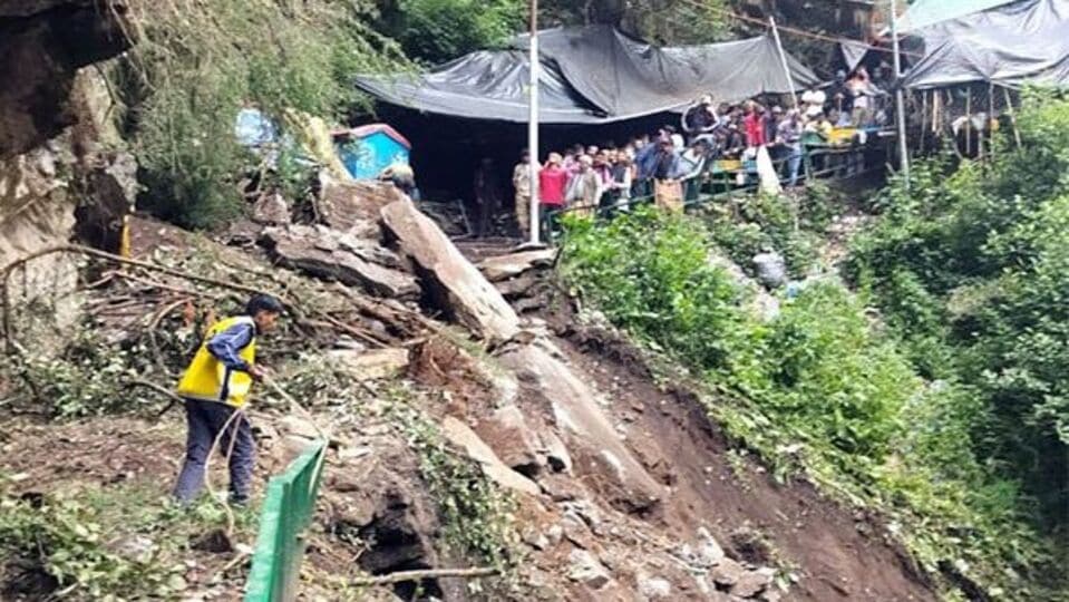 উত্তরাখণ্ডের উত্তরকাশী জেলায় মেঘভাঙা বৃষ্টিতে নিখোঁজ ৯ শ্রমিক। একটি নির্মীয়মাণ হোটেলে কাজ করছিলেন এই ৯ জন শ্রমিক। জলের তোড়ে তারা নিখোঁজ হয়েছেন। আজ ভোররাত ২টোর দিকে এই ঘটনা ঘটেছে। নিখোঁজ শ্রমিকদের সন্ধানে উদ্ধার অভিযান চলছে। সংবাদ সংস্থা পিটিআই সূত্রে খবর, বারকোটের পালিগড়-সিলাই ব্যান্ডের কাছে এই মেঘভাঙা বৃষ্টি হয়। (ANI - X)