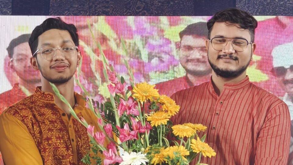 মীনাক্ষীকে আক্রমণ শানিয়ে তৃণমূলের তথ্যপ্রযুক্তি সেলের প্রধান বলেন, ‘একই ভাষা ব্যবহার করে পাল্টা প্রত্যুত্তর দেওয়া শুরু করব আমরা? সিপিএমের প্রাক্তন প্রত্যেকটা মুখ্যমন্ত্রী, প্রত্যেকটা প্রাক্তন মন্ত্রী, বর্তমান দলের মাথারা.. প্রত্যেকের নামের সঙ্গে একই বিশেষণ যুক্ত করে ভিডিয়ো করা শুরু করুক আমাদের কর্মীরা? কিন্তু না.. এসব শিক্ষা আমরা পাইনি।’ (ফাইল ছবি, সৌজন্যে ফেসবুক Debangshu Bhattacharya Dev)