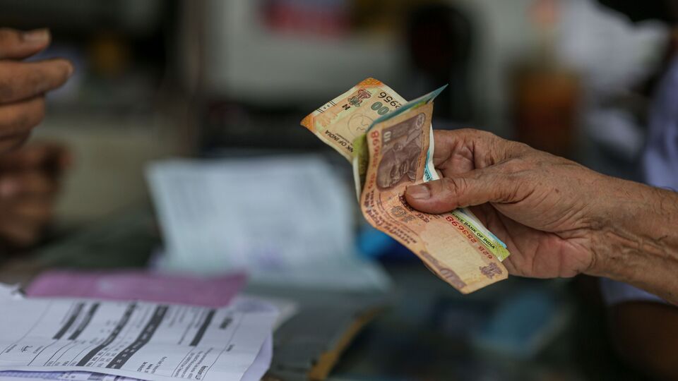 বিশেষজ্ঞদের মতে, রেপো রেট কাটছাঁট হওয়ার দরুণ এখন বাজার যে পথে হেঁটেছে, তাতে পিপিএফ, সুকন্যা সমৃদ্ধি যোজনা, এনএসসির মতো ক্ষুদ্র সঞ্চয় প্রকল্পের সুদের হার ২৫-৫০ বেসিস পয়েন্ট কমানো হতে পারে। সামনেই বিহারের বিধানসভা নির্বাচন থাকায় সুদের হার একেবারে কমিয়ে দেওয়ার ঝুঁকি সম্ভবত কেন্দ্রীয় সরকার নেবে না বলে মনে করছেন বিশেষজ্ঞরা। (ছবিটি প্রতীকী)