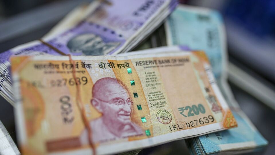 আবার সিনিয়র সিটিজেন সেভিংস স্কিমে সুদের হার হল ৮.২ শতাংশ। ৫ বছরের রেকারিং ডিপোজিটে ৬.৭ শতাংশ হারে সুদ মিলছে। মান্থলি ইনকাম অ্যাকাউন্ট স্কিমে এমআইএস) সুদের হার হল ৭.৪ শতাংশ। ন্যাশনাল সেভিংস সার্টিফিকেটে (এনএসসি) ৭.৭ শতাংশ হারে সুদ মিলছে। পিপিএফে সুদের হার হল ৭.১ শতাংশ। সুকন্যা সমৃদ্ধি যোজনায় ৮.২ শতাংশ হারে সুদ পাওয়া যাচ্ছে। (ছবিটি প্রতীকী)