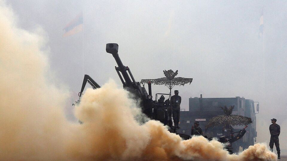 আর তাঁর সেই মন্তব্যের পরই বিতর্ক তৈরি হয়। আসরে নামে বিরোধীরা। কংগ্রেস নেতা জয়রাম রমেশ দাবি করেন, প্রথমে সিঙ্গাপুরে অপারেশন সিঁদুর নিয়ে গুরুত্বপূর্ণ বিষয় প্রকাশ করলেন ভারতের চিফ অফ ডিফেন্স স্টাফ জেনারেল অনিল চৌহান। এবার ইন্দোনেশিয়ায় এরকম মন্তব্য করলেন নৌসেনা অফিসার। তারপরও কেন প্রধানমন্ত্রী নরেন্দ্র মোদীর নেতৃত্বে সর্বদলীয় বৈঠক হচ্ছে না, সেই প্রশ্ন তোলেন তিনি। (ছবিটি প্রতীকী, সৌজন্যে রয়টার্স)