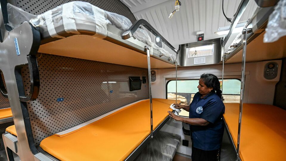 রাষ্ট্রায়ত্ত সংস্থা ভারত হেভি ইলেক্ট্রিকালস লিমিটেডের (ভেল) সঙ্গে হাতে-হাত মিলিয়ে বন্দে ভারত স্লিপার ট্রেন তৈরি করবে টিটাগড় রেল সিস্টেমস। চার বছরে ৮০টি বন্দে ভারত স্লিপার ট্রেন তৈরির বরাত পেয়েছে। সেই চুক্তির মূল্য হল ৯,৬০০ কোটি টাকা। সেইসঙ্গে ১৩,৪০০ কোটি টাকার চুক্তিতে ৩৫ বছরের রক্ষণাবেক্ষণের বরাত পেয়েছে পশ্চিমবঙ্গের সংস্থা। (ছবিটি প্রতীকী সৌজন্যে এএফপি)