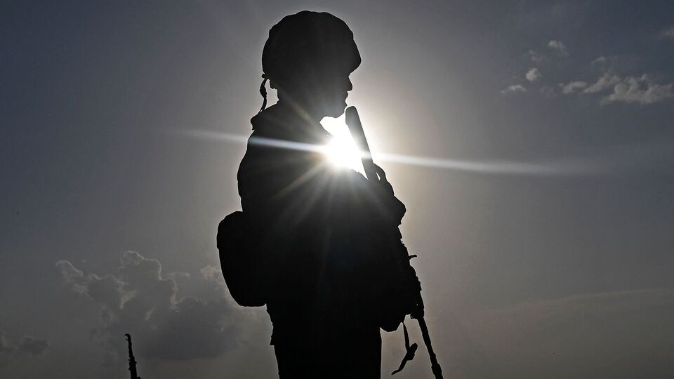 ভারতীয় দূতাবাসের তরফে দাবি করা হয়েছে, তিনি বলতে চেয়েছেন যে প্রতিবেশী কয়েকটি দেশের মতো ভারতে হয় না। ভারতের সামরিক বাহিনী সামরিক রাজনৈতিক নেতৃত্বাধীন সরকারের অধীনে থাকে। আর তাছাড়া অপারেশন সিঁদুর যখন প্রাথমিকভাবে চালানো হয়েছিল, তখন জঙ্গিদের ছাউনিগুলিকে নিশানা করা হয়েছিল। ভারত এমন কোনও কাজ করেনি, যেটার কারণে উত্তেজনা বৃদ্ধি পায়। (ছবিটি প্রতীকী, সৌজন্যে এএফপি)