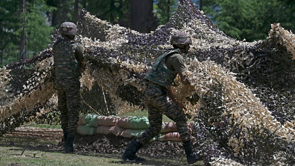 ইন্দোনেশিয়ায় ভারতের প্রতিরক্ষা মন্ত্রকের প্রতিনিধি হিসেবে কর্মরত থাকা নৌসেনা অফিসার ক্যাপ্টেন শিব কুমার যে মন্তব্য করেছেন, তা নিয়ে অহেতুক বিতর্ক তৈরি করা হচ্ছে। তিনি যা বলেছেন, সেটার ভুল ব্যাখ্যা করা হচ্ছে। এমনই দাবি করল ইন্দোনেশিয়ার জাকার্তায় অবস্থিত ভারতের দূতাবাস। উল্লেখ্য, ভারতীয় সেনার কর্নেলের সম-পদমর্যাদার হলেন নৌসেনার ক্যাপ্টেন। (ছবিটি প্রতীকী, সৌজন্যে এএফপি)