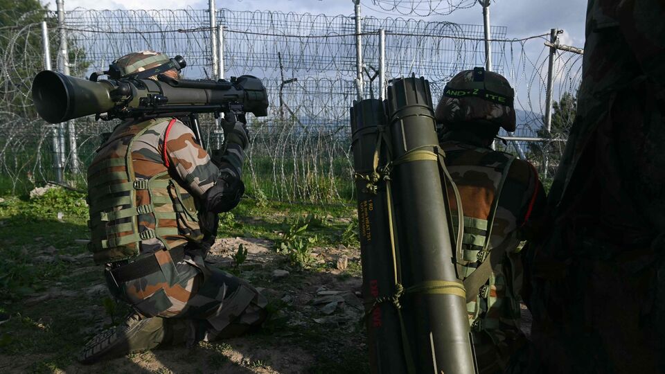 তিনি আরও দাবি করেন, পাকিস্তানের সামরিক বাহিনী এবং এয়ার ডিফেন্সকে নিশানা করতে দেওয়া হয়নি। পরবর্তীতে সেই পরিস্থিতির মোকাবিলা করতে ভারতীয় বাহিনী নিজেদের কৌশল পালটে ফেলে। নিশানা করে পাকিস্তানের সামরিক প্রতিষ্ঠানকে। আর পাকিস্তানকে পুরোপুরি দমিয়ে দিয়েছিল ভারত। (ছবিটি প্রতীকী, সৌজন্যে এএফপি)