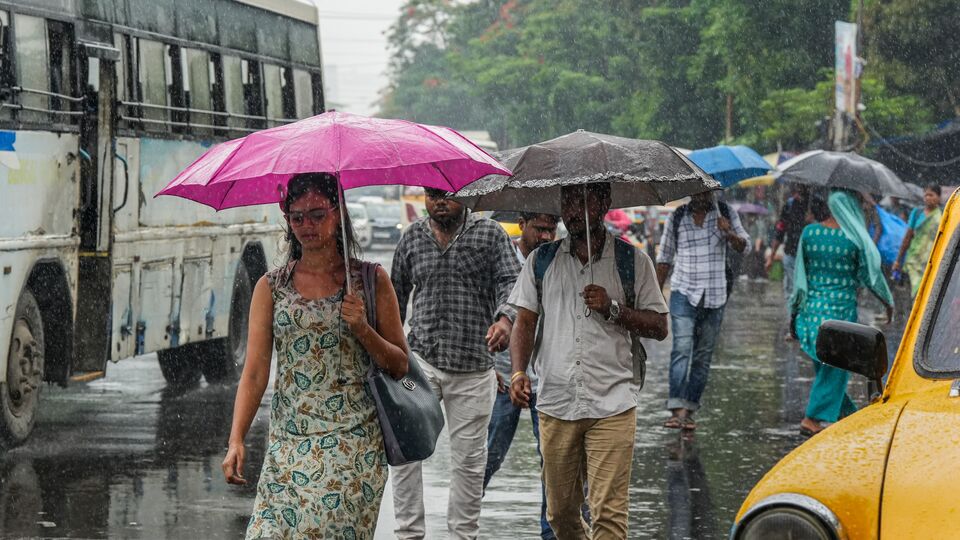 বৃহস্পতিবার দক্ষিণবঙ্গের সব জেলায় (কলকাতা, হাওড়া, হুগলি, উত্তর ২৪ পরগনা, দক্ষিণ ২৪ পরগনা, পূর্ব মেদিনীপুর, পশ্চিম মেদিনীপুর, ঝাড়গ্রাম, পুরুলিয়া, বাঁকুড়া, পূর্ব বর্ধমান, পশ্চিম বর্ধমান, বীরভূম, মুর্শিদাবাদ এবং নদিয়া) বজ্রবিদ্যুৎ-সহ হালকা থেকে মাঝারি বৃষ্টি হবে। পূর্ব মেদিনীপুর, পশ্চিম মেদিনীপুর, উত্তর ২৪ পরগনা এবং দক্ষিণ ২৪ পরগনায় হলুদ সতর্কতা জারি করা হয়েছে। (ছবি সৌজন্যে পিটিআই)