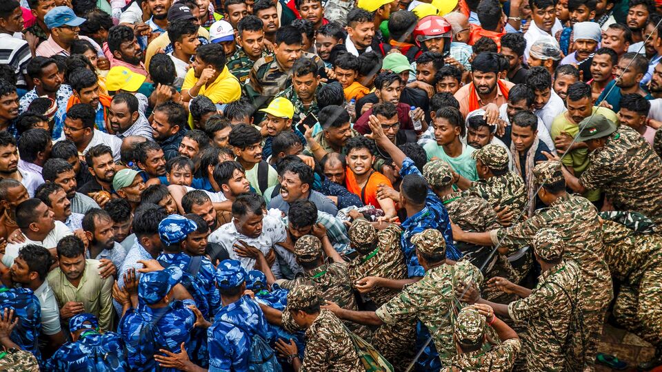 এই ঘটনায় আহতদের নিকটবর্তী হাসপাতালে নিয়ে যাওয়া হয়েছে। তাদের মধ্যে অন্তত ৬ জনের অবস্থা আশঙ্কাজনক। এই আবহে আহতদের চিকিৎসা দেওয়া হচ্ছে। এদিকে পদপিষ্ট হওয়ার ঘটনায় মৃতরা হলেন বালিপাটনার প্রতী দাস (৫২), গোদাভাঙ্গার বাসন্তী সাহু (৪২) ও ভুবনেশ্বরের প্রেমকান্ত মোহান্তি (৭৮)। ঘটনার তদন্ত চলছে। (PTI)