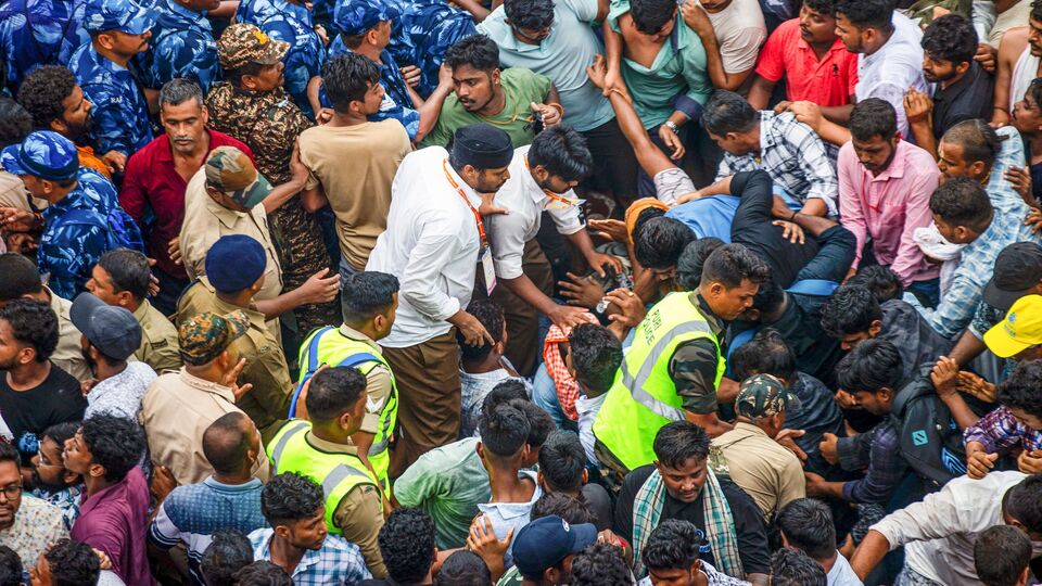 উল্লেখ্য, শুক্রবার থেকে পুরীতে শুরু হয়েছে রথযাত্রা। বার্ষিক যাত্রা চলাকালীন ভগবান জগন্নাথ, ভগবান বলভদ্র এবং দেবী শুভদ্রার মূর্তি সহ তিনটি বিশাল রথ ভক্তরা জগন্নাথ মন্দির থেকে গুন্ডিচা মন্দির পর্যন্ত টেনে নিয়ে যান। ১ জুলাই জগন্নাথ মন্দিরে ফেরার আগে এক সপ্তাহ গুন্ডিচা মন্দিরে থাকবেন জগন্নাথদেবরা। (PTI)
