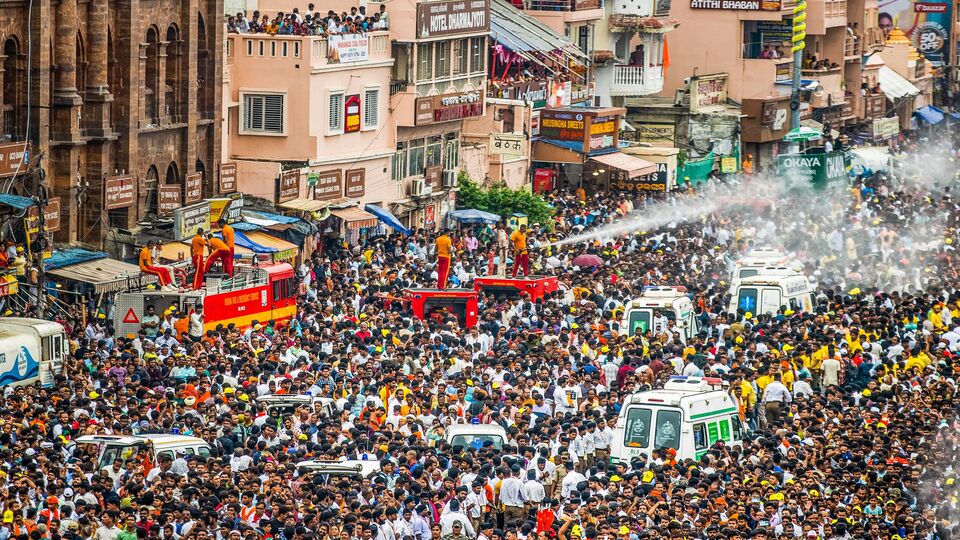 নিহতদের একজনের স্বামীর অভিযোগ, ঘটনার সময় কোনও আধিকারিক সাড়া দেননি। সংবাদ সংস্থা এএনআইকে ওই ব্যক্তি বলেন, 'যখন এই ঘটনা ঘটে, তখন কেউ সাড়া দেয়নি, না ফায়ার অফিসার, না উদ্ধারকারী দল, না হাসপাতালের দল।' পুরীর এক বাসিন্দা স্বাধীন কুমার পন্ডাও অভিযোগ করে বলেন, ম্যানেজমেন্ট ভালো ছিল না। তিনি ভোর তিনটে পর্যন্ত মন্দিরে ছিলেন বলে জানান সংবাদ সংস্থা এএনআইকে। (PTI)