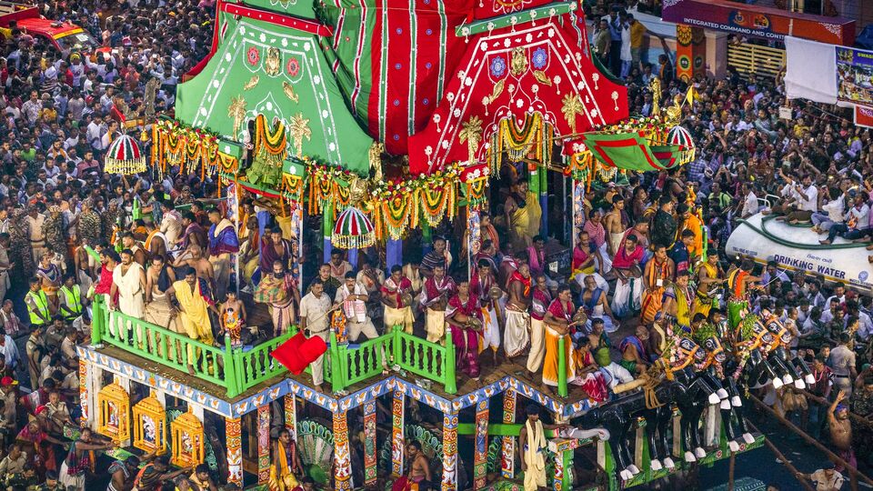 ভিআইপিদের মন্দিরে প্রবেশের জন্য নতুন রাস্তা তৈরি করা হয়েছে এবং সাধারণ মানুষকে দূর থেকে বেরিয়ে যেতে বলা হচ্ছে। এই আবহে স্বাধীন কুমার পন্ডা বলেন, 'লোকজন প্রবেশদ্বার থেকেই বের হতে শুরু করে, যার ফলে ভিড় বেড়ে যায়।' ট্রাফিক ব্যবস্থাপনাও একটি সমস্যার ছিল বলে অভিযোগ করে তিনি। তাঁর কথায়, অননুমোদিত পাস নিয়ে অনেক গাড়ি মন্দিরের কাছে চলে এসেছিল। পুরীর সেই বাসিন্দার আরও দাবি, এই ঘটনার জন্য দায়ী ওড়িশা প্রশাসন। (PTI)