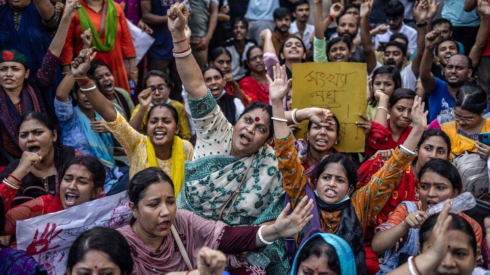 বাংলাদেশের কুমিল্লার মুরাদনগরে বছর ২৫-এর গৃহবধূকে গণধর্ষণ করা হল। এই ঘটনায় তোলপাড় শুর হয়েছে। এই আবহে তদন্তে নেমে অভিযুক্ত পাঁচজনকে গ্রেফতার করেছে পুলিশ। জানা গিয়েছে, গত ২৭ জুন পুলিশে এই ঘটনার পরিপ্রেক্ষিতে অভিযোগ দায়ের করেছিলেন সেই বধূ। 