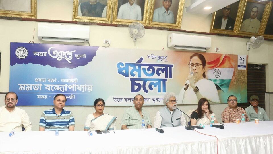 আর সেই মন্তব্যের প্রেক্ষিতে কুণাল বলেন, ‘আমরা ব্যক্তি কুৎসা করি না। রাজনীতি আমি জানি। যুক্তি দিয়ে কথা বলি। বিরোধী পক্ষ যখন যুক্তিতে পাল্লা দিতে পারে না, তখন এসব করে না।’ সেইসঙ্গে মীনাক্ষীকে চ্যালেঞ্জ ছুড়ে বলেন, ‘সামনা-সামনি মুখোমুখি ডাকুন, কে **** বাচ্চা, সেটা প্রমাণ হয়ে যাক। দম থাকলে **** বাচ্চা কথাটা ব্যবহার করুক। যদি এক বাপের সন্তান হয়, তাহলে ব্যবহার করুক।’ (ফাইল ছবি, সৌজন্যে ফেসবুক Kunal Ghosh)