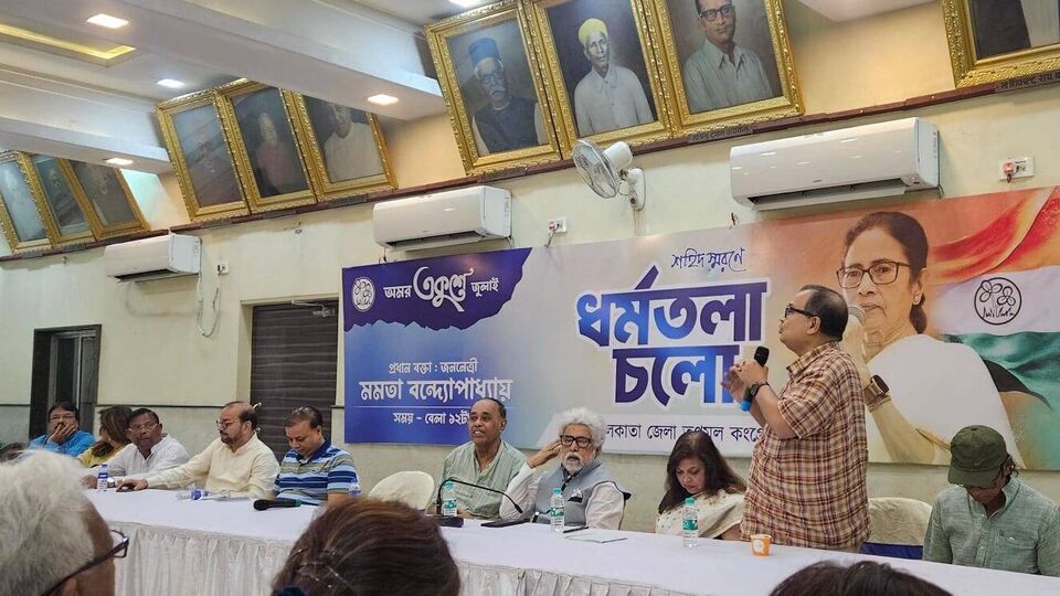 পরবর্তীতে তৃণমূলের মুখপাত্র বলেন, 'আমায় অনেকে প্রশ্ন করেছেন, ও (মীনাক্ষী) ওই খারাপ কথাটা বললেও আমি কেন নিজের মেজাজে পাল্টা কড়া ডোজ দিচ্ছি না। এর কারণ ও আমার থেকে বয়সে অনেক ছোট এবং ও একটি মেয়ে। ফলে আমি যা-ই বলব, সেটা হবে রাজনৈতিক, অথবা ঘুরিয়ে-ফিরিয়ে রসিকতা-সহ। আমি যথেষ্ট গালমন্দ জানি এবং ক্ষেত্রবিশেষে প্রয়োগ করি।' (ফাইল ছবি, সৌজন্যে ফেসবুক Kunal Ghosh)