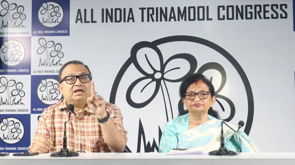 তিনি আরও যোগ করেন, 'বয়সে ছোট কোনও মেয়েকে এই ধরনের শব্দের পালটা ফিরিয়ে দেওয়াটা আমার রুচিতে বাধছে।' সেইসঙ্গে তিনি বলেন, 'নিজে হারে, নিজের পাড়া, এলাকাতেও নিজের পার্টিকে জেতাতে পারে না, অথচ বায়বীয় ঔদ্ধত্যে ফুটছে, ঈশ্বর এদের সুমতি দিন।' (ফাইল ছবি, সৌজন্যে ফেসবুক Kunal Ghosh)