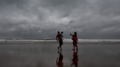 বন্যার আশঙ্কা- এদিকে, এর আগে, বিপুল বর্ষণে ইতিমধ্যেই পশ্চিম মেদিনীপুর ও হাওড়ার কিছু জায়গায় দাঁড়িয়েছে জল। কিছুদিন আগে ওড়িশা উপকূলের কাছে তৈরি হওয়া নিম্নচাপের জেরে পরিস্থিতি বেশ বিপর্যস্ত হয় বাংলার বহু এলাকায়। এরই মাঝে আসন্ন নিম্নচাপ ঘিরে ফের একবার জল দাঁড়িয়ে বিপর্যয়ের আশঙ্কায় ভুগছে বহু এলাকা। । (ছবিটি প্রতীকী, সৌজন্যে এএফপি) 