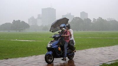 গোটা ভারতে আগাম দখল বর্ষার- সময়ের আগেই গোটা ভারতের দখল নিয়ে নিয়েছে বর্ষা। জানা যাচ্ছে নির্ধারিত সময়ে, যখন গোটা দেশের দখল বর্ষা নেয়, তার ১৫ দিন আগে, বর্ষা এবার দখল নিয়ে নিয়েছে দেশের। দিল্লিতে এর জেরে হালকা বর্ষণ শুরু হলেও, বন্যায় ভয়াবহ অবস্থা উত্তরাখণ্ডের। হিমাচলে রয়েছে হড়পা বানের সতর্কতা। 
