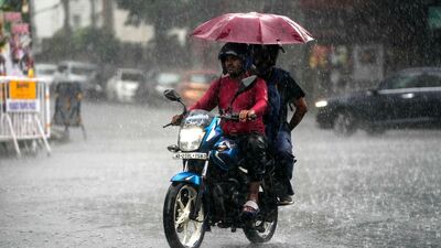 শুক্রবার দক্ষিণবঙ্গের সব জেলায় হলুদ সতর্কতা জারি করা হয়েছে। নদিয়া, উত্তর ২৪ পরগনা এবং দক্ষিণ ২৪ পরগনার একটি বা দুটি অংশে ভারী বৃষ্টি হবে। বাকি ১২টি জেলার (কলকাতা, হাওড়া, হুগলি, পূর্ব মেদিনীপুর, পশ্চিম মেদিনীপুর, ঝাড়গ্রাম, পুরুলিয়া, বাঁকুড়া, পূর্ব বর্ধমান, পশ্চিম বর্ধমান, বীরভূম এবং মুর্শিদাবাদ) অধিকাংশ জায়গায় বজ্রবিদ্যুৎ-সহ হালকা থেকে মাঝারি বৃষ্টি হবে। (ছবি সৌজন্যে এপি) 