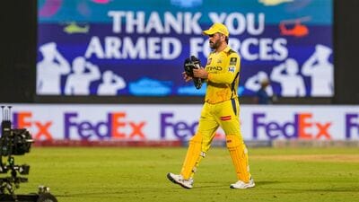 যদিও পুরো প্রক্রিয়াটা সহজ ছিল না বলে জানিয়েছেন ধোনির আইনজীবী মানসী আগরওয়াল। তিনি জানিয়েছেন, প্রথমে যখন 'ক্যাপ্টেন কুল'-র ট্রেডমার্কের জন্য আবেদন করা হয়েছিল, তখন আপত্তি তোলা হয়েছিল। একইরকম ট্রেডমার্কের কারণে মূলত আপত্তি তোলা হয়েছিল। তাতে মানুষের মধ্যে বিভ্রান্তি তৈরি হতে পারে বলে আশঙ্কা করা হয়েছিল বলে সূত্রের খবর। (ফাইল ছবি, সৌজন্যে পিটিআই)