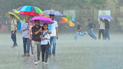 বৃহস্পতিবার দার্জিলিং, কালিম্পং, জলপাইগুড়ি, কোচবিহার ও আলিপুরদুয়ার; শুক্রবার জলপাইগুড়ি ও আলিপুরদুয়ার; শনিবার আলিপুরদুয়ার, কোচবিহার ও দক্ষিণ দিনাজপুরে ভারী বৃষ্টি হবে। রবিবার আবার জলপাইগুড়িতে ভারী বৃষ্টি হতে পারে। ওই জেলাগুলিতে হলুদ সতর্কতা জারি করা হয়েছে। বাকি জেলাগুলিতে বজ্রবিদ্যুৎ-সহ হালকা থেকে মাঝারি বৃষ্টি হবে। (ছবিটি প্রতীকী, সৌজন্যে পিটিআই) 