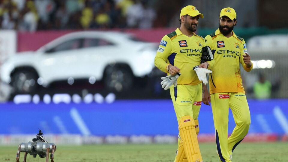 নিয়ম অনুযায়ী, ওই চার মাসের মধ্যে 'ক্যাপ্টেন কুল'-র ট্রেডমার্ক নিয়ে চ্যালেঞ্জ করার সুযোগ আছে। যদি কেউ চ্যালেঞ্জ না করেন, তাহলে 'ক্যাপ্টেন কুল'-র ট্রেডমার্কের সম্পূর্ণ রেজিস্ট্রেশন হয়ে যাবে। আর ধোনি সম্পূর্ণ অধিকার পেয়ে যাবেন। অর্থাৎ কেউ বিরোধিতা না করলে আগামী অক্টোবরের মাঝামাঝি সময়ের মধ্যেই ধোনি সুখবর পেয়ে যাবেন। (ফাইল ছবি, সৌজন্যে রয়টার্স)