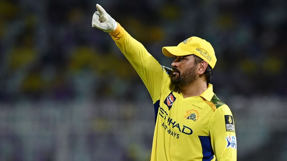 খেলাধুলো সংক্রান্ত ট্রেনিং, কোচিং এবং প্রশিক্ষণ কেন্দ্রের জন্য 'ক্যাপ্টেন কুল' ট্রেডমার্ক ব্যবহার করতে চেয়ে আবেদন করেছিলেন ধোনি। ট্রেডমার্কস রেজিস্ট্রি পোর্টাল অনুযায়ী, সেই আবেদন গৃহীত হয়েছে। আর গত ১৬ জুন সরকারিভাবে ট্রেডমার্কস জার্নালে 'ক্যাপ্টেন কুল' ট্রেডমার্ক প্রকাশ করা হয়েছে। এবার চার মাস অপেক্ষা করতে হবে ধোনিদের। (ফাইল ছবি, সৌজন্যে রয়টার্স)