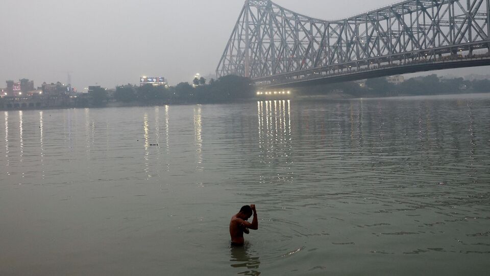 দক্ষিণের কোথায় কোথায় তেড়ে বৃষ্টি- আলিপুর আবহাওয়া দফতরের পূর্বাভাস বলছে, সোমবার অতিভারী বৃষ্টি হতে পারে, হুগলি, পূর্ব মেদিনীপুক, পশ্চিম মেদিনীপুর, ঝাড়গ্রাম, বাঁকুড়ায়। রবিবার থেকে ভারী বৃষ্টি হতে পারে দক্ষিণ ২৪ পরগনা, দুই মেদিনীপুর, ঝাড়গ্রাম, পুরুলিয়া, দুই বর্ধমানে ভারী বৃষ্টি হতে পারে মঙ্গলবার পর্যন্ত।(REUTERS)