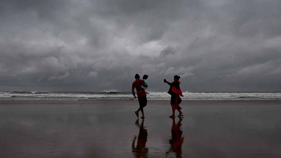 বন্যার আশঙ্কা- এদিকে, এর আগে, বিপুল বর্ষণে ইতিমধ্যেই পশ্চিম মেদিনীপুর ও হাওড়ার কিছু জায়গায় দাঁড়িয়েছে জল। কিছুদিন আগে ওড়িশা উপকূলের কাছে তৈরি হওয়া নিম্নচাপের জেরে পরিস্থিতি বেশ বিপর্যস্ত হয় বাংলার বহু এলাকায়। এরই মাঝে আসন্ন নিম্নচাপ ঘিরে ফের একবার জল দাঁড়িয়ে বিপর্যয়ের আশঙ্কায় ভুগছে বহু এলাকা। । (ছবিটি প্রতীকী, সৌজন্যে এএফপি)