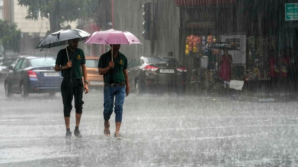 বুধবার দক্ষিণবঙ্গের সব জেলার অনেকাংশে বজ্রবিদ্যুৎ-সহ হালকা থেকে মাঝারি বৃষ্টি হবে। বৃহস্পতিবার আবার দক্ষিণবঙ্গের প্রতিটি জেলার অধিকাংশ এলাকায় বজ্রবিদ্যুৎ-সহ হালকা থেকে মাঝারি বৃষ্টি হতে পারে। পূর্ব মেদিনীপুর, পশ্চিম মেদিনীপুর, উত্তর ২৪ পরগনা, দক্ষিণ ২৪ পরগনা, ঝাড়গ্রাম, পুরুলিয়া এবং বাঁকুড়ায় হলুদ সতর্কতা জারি করা হয়েছে। (ছবি সৌজন্যে এপি)