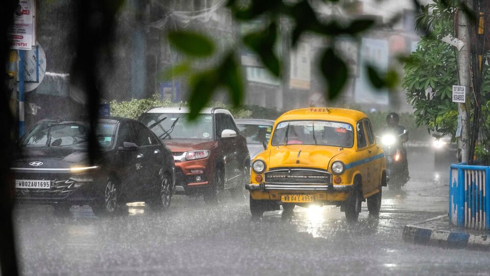 মঙ্গলবার দক্ষিণবঙ্গের ছ'টি জেলার (বাঁকুড়া, পুরুলিয়া, ঝাড়গ্রাম, পূর্ব মেদিনীপুর, পশ্চিম মেদিনীপুর এবং পশ্চিম বর্ধমান) একটি বা দুটি অংশে ভারী বৃষ্টি হবে। ওই জেলাগুলিতে হলুদ সতর্কতা জারি করা হয়েছে। বাকি জেলাগুলির (কলকাতা, হাওড়া, হুগলি, উত্তর ২৪ পরগনা, দক্ষিণ ২৪ পরগনা, পূর্ব বর্ধমান, বীরভূম, মুর্শিদাবাদ এবং নদিয়া) অধিকাংশ জায়গায় বজ্রবিদ্যুৎ-সহ হালকা থেকে মাঝারি বৃষ্টি হবে। (ছবি সৌজন্যে এপি)