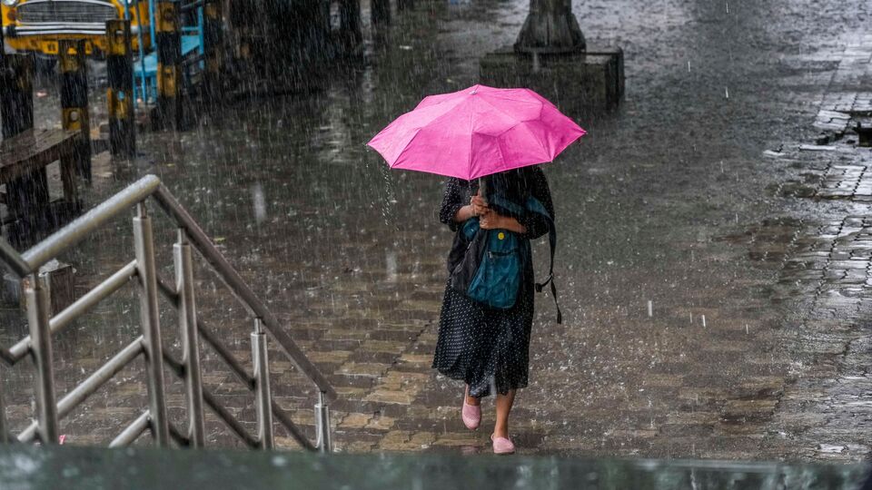 শনিবার বীরভূম, মুর্শিদাবাদ ও নদিয়া এবং রবিবার পুরুলিয়া, বাঁকুড়া, পূর্ব বর্ধমান ও পশ্চিম বর্ধমানের একটি বা দুটি অংশে ভারী বৃষ্টি হবে। যেদিন যে জেলায় ভারী বৃষ্টি হবে, সেদিন সেখানে হলুদ সতর্কতা জারি করা হয়েছে। বাকি জেলাগুলির অধিকাংশ জায়গায় বজ্রবিদ্যুৎ-সহ হালকা থেকে মাঝারি বৃষ্টি হবে। ওই জেলাগুলিতে কোনও সতর্কতা জারি করা হয়নি। (ছবি সৌজন্যে এপি)