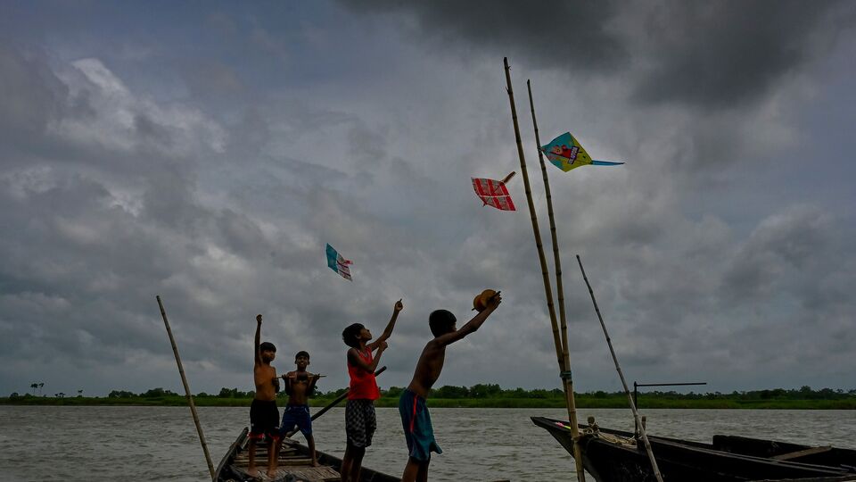উত্তর-পশ্চিম বঙ্গোপসাগর এবং সংলগ্ন পশ্চিমবঙ্গ ও বাংলাদেশ উপকূলের উপরে যে নিম্নচাপ ছিল, উপকূলীয় গাঙ্গেয় পশ্চিমবঙ্গ ও সংলগ্ন এলাকার উপরে অবস্থান করছে। আছে ঘূর্ণাবর্তও। তাছাড়াও গাঙ্গেয় পশ্চিমবঙ্গের উপর দিয়ে জোড়া অক্ষরেখা বিস্তৃত আছে। তার জেরে ভারী বৃষ্টি হবে পশ্চমবঙ্গে। সেইসঙ্গে পশ্চিমবঙ্গ-ওড়িশা উপকূল, উত্তর বঙ্গোপসাগর এবং পশ্চিম বঙ্গোপসাগরের উপরে ঘণ্টায় ৫৫ কিমি বেগে ঝড় বইতে পারে। তাই বুধবার পর্যন্ত লাল সতর্কতা জারি করা হয়েছে। (ছবি সৌজন্যে পিটিআই)