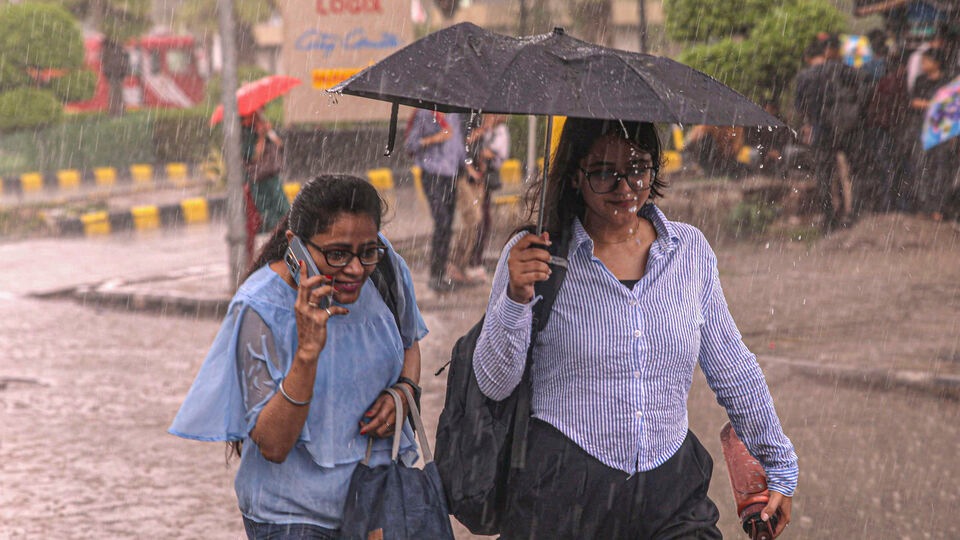মঙ্গলবার উত্তরবঙ্গের সব জেলায় (দার্জিলিং, জলপাইগুড়ি, কালিম্পং, আলিপুরদুয়ার, কোচবিহার, উত্তর দিনাজপুর, দক্ষিণ দিনাজপুর এবং মালদা) হলুদ সতর্কতা জারি করা হয়েছে। দার্জিলিং, জলপাইগুড়ি এবং আলিপুরদুয়ারের ভারী বৃষ্টি (৭০ মিলিমিটার থেকে ১১০ মিলিমিটার) হবে। বাকি পাঁচটি জেলার অধিকাংশ জায়গায় বজ্রবিদ্যুৎ-সহ হালকা থেকে মাঝারি বৃষ্টি হবে। (ছবিটি প্রতীকী, সৌজন্যে পিটিআই)
