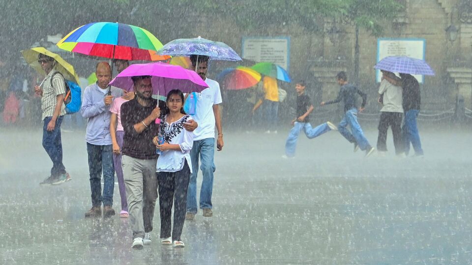 বৃহস্পতিবার দার্জিলিং, কালিম্পং, জলপাইগুড়ি, কোচবিহার ও আলিপুরদুয়ার; শুক্রবার জলপাইগুড়ি ও আলিপুরদুয়ার; শনিবার আলিপুরদুয়ার, কোচবিহার ও দক্ষিণ দিনাজপুরে ভারী বৃষ্টি হবে। রবিবার আবার জলপাইগুড়িতে ভারী বৃষ্টি হতে পারে। ওই জেলাগুলিতে হলুদ সতর্কতা জারি করা হয়েছে। বাকি জেলাগুলিতে বজ্রবিদ্যুৎ-সহ হালকা থেকে মাঝারি বৃষ্টি হবে। (ছবিটি প্রতীকী, সৌজন্যে পিটিআই)