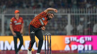তবে শামি যদি চান, তাহলে মেয়ের জন্য আরও বেশি টাকা খরচ করতে পারেন ভারতের তারকা পেসার। তাঁকে সেই অনুমতি দিয়েছে হাইকোর্ট। বিচারপতি মুখোপাধ্যায় জানিয়েছেন, পড়াশোনা-সহ মেয়ের জন্য অন্য কোনও কাজে আরও বেশি খরচ করতে চান ভারতের তারকা পেসার, সেই কাজটা করতে পারবেন। (ফাইল ছবি, সৌজন্যে এপি) 