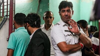 সেইসঙ্গে মনোজিতের আইনজীবী বলেন, ‘প্রসিকিউশন এই খবর দিচ্ছে যে গায়ে আঁচড় পাওয়া গিয়েছে। প্রসিকিউশন কি এই কথাটা বলেছে যে তার (মনোজিৎ) ঘাড়ে একটা লাভ বাইট পাওয়া গিয়েছে। যদি রেপ (ধর্ষণ) হয়, তাহলে কোনওদিন লাভ বাইট পাওয়া যায় না। আমি মক্কেলের সঙ্গে দেখা করে এসে সেটা বলছি।’ (ছবি সৌজন্যে পিটিআই) 