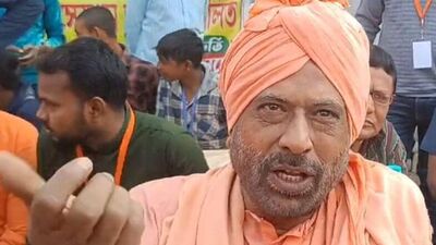 দাবি করা হয়েছে, ২০১৩ সালে একটি স্কুলে সেই মহিলাকে নাকি চাকরি করিয়ে দিয়েছিলেন কার্তিক মহারাজ। সেই স্কুলের আবাসনের পাঁচতলায় থাকতেন সেই মহিলা। সেই সময় নাকি ২০১৩ সালের জানুয়ারি থেকে জুন পর্যন্ত তাঁর সঙ্গে জোর করে সহবাস করেছিলেন কার্তিক মহারাজ।  
