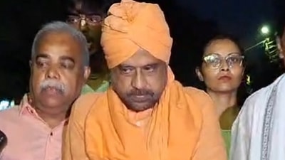 ধর্ষণের অভিযোগে আজ নবগ্রাম থানায় তলব করা হয়েছে কার্তিক মহারাজকে। তবে আজ তিনি সেখানে হাজিরা দেবেন কি না, তা নিয়ে সংশয় রয়েছে। এর আগে সোমবার মুর্শিদাবাদে ভারত সেবাশ্রমে গিয়ে কার্তিক মহারাজকে তলবের নোটিশ দিয়ে এসেছে পুলিশ। অবশ্য পূর্ব নির্ধারিত কর্মসূচি অনুযায়ী জেলার বাইরে আছেন কার্তিক মহারাজ। এই আবহে আজ নবগ্রাম থানায় কার্তিক মহারাজের হাজিরা দেওয়ার সম্ভাবনা ক্ষীণ।   
